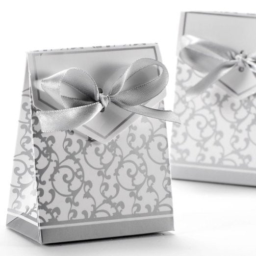 White and silver favour box with ribbon (89857379)