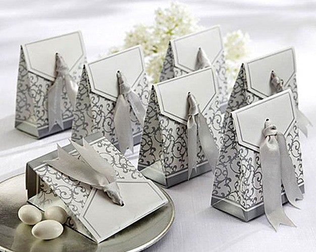 Silver and white favour box (89857379)